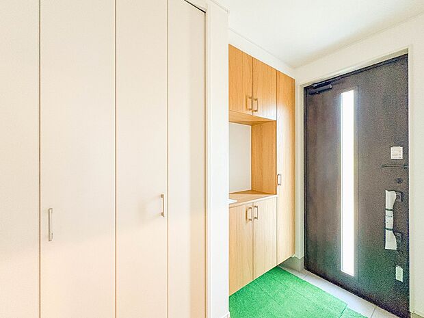 【玄関】大型のシューズボックスには靴やブーツ、サンダルはもちろん、ハンカチや手袋、バック類などのお出かけ用品、印鑑や朱肉なども収納可能です。