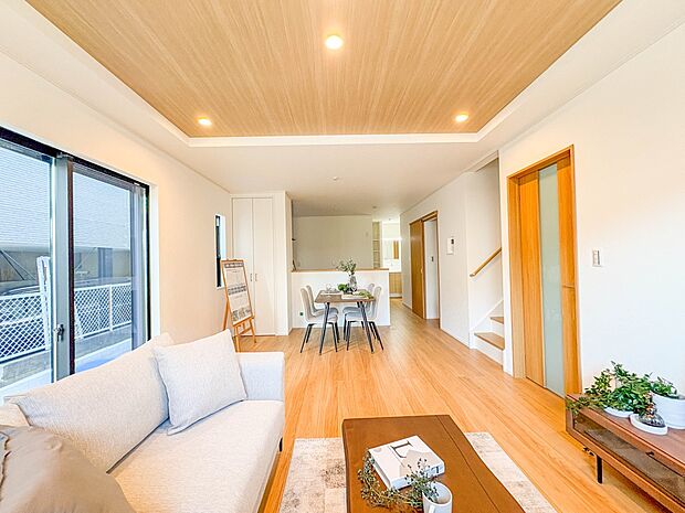 Y号棟【LDK16.75帖】うららかな陽射しがどのお部屋にも降り注ぎますように、快適さを追求した間取設計。得難い立地環境での生活を恵みの豊かな永住の地へと変えてくれます。