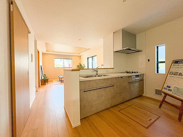 【キッチン】ナチュラルな自然光の中での調理。お洒落な食器類を余裕で収納できるスペース。動きやすい女性目線のキッチン動線。これからはお料理をつくる時間が劇的に変わります。