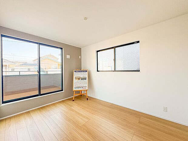 Y号棟【寝室6帖】お部屋が明るいだけで、ちょっと幸せになれる。陽ざしの心理効果のおかげです。お部屋に陽をたっぷりとりこみましょう。明るいお部屋にいると、顔もなぜか明るくなる。