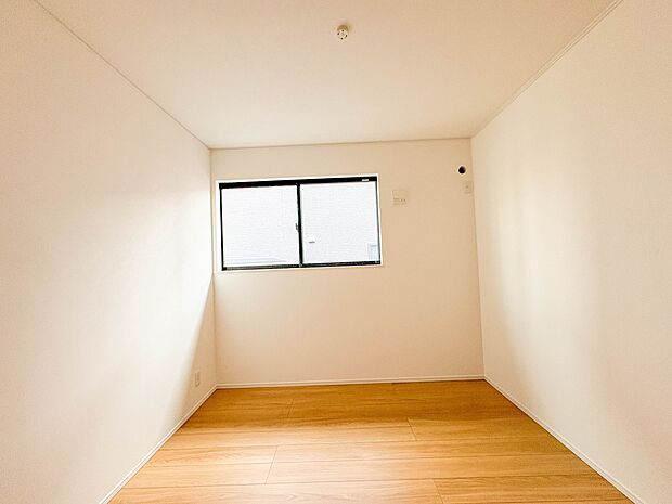 Y号棟【洋室4.5帖】柔らかな陽光とフローリングの色味が調和した快適な空間。