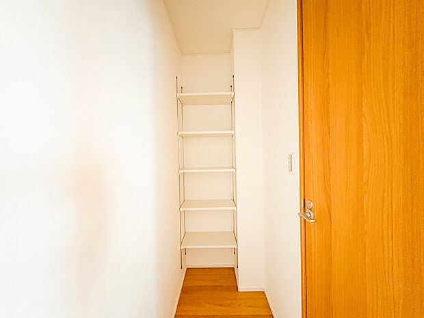 【収納】各所に配置された収納スペースは、洋服や小物はもちろんのこと、掃除機や日用予備品・お子様のおもちゃなど様々な物を収納して頂ける便利なスペースです。