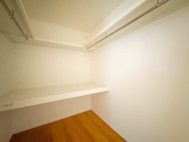 【WIC(ウォークインクローゼット)】 たくさんの洋服をかけてもシワになりにくいウォークインクローゼット。洋服以外にも、普段使わない家電やスーツケース、ストック品など何でも片付く嬉しい空間…