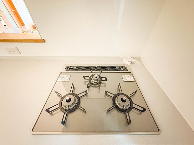 【三口コンロ】奥さま目線で考え、調理に重宝する三口コンロをシステムキッチンに採用、ワイドな洗い場も設けも野菜や食器を洗うのを便利にしました。