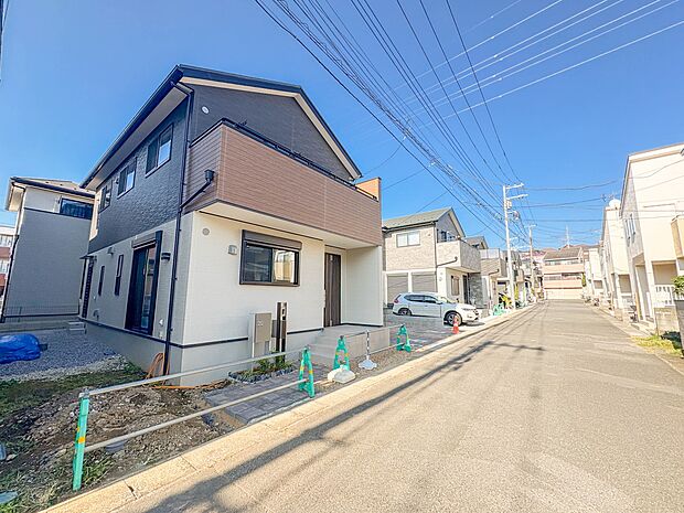 Y号棟【前面道路6?】家の前をまっすぐの通りが走っている。クルマは少なく、人々は毎朝、ウォーキング、ジョギング、犬の散歩など、フリーな朝時間を過ごしている。