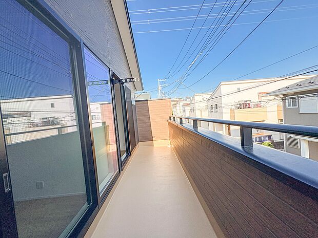 【バルコニー】  朝の澄んだ空気や、夕方に吹く清々しい風を五感で感じられるバルコニー。屋外にあって、住まいの中でも本当の自然を感じられるスペースです。