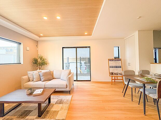 Y号棟【LDK16.75帖】シンプルなデザインの家は風情がある。住む人のこだわりを感じる。外観も内装もいたってシンプル。居心地がよく、家事や趣味、子育てなどにも集中できる。家も人間も熟成する…