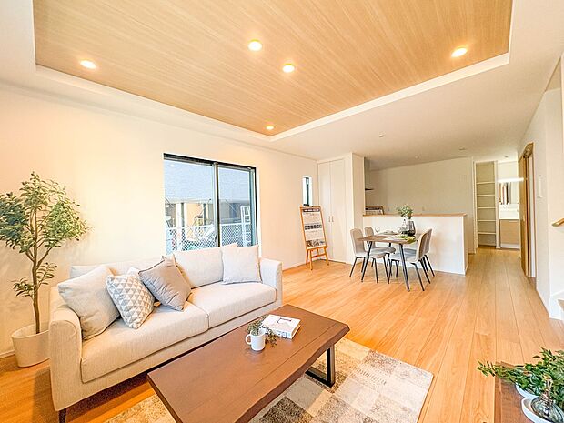 Y号棟【LDK16.75帖】会話でホッとコミュニケーションできるリビング。料理でホッとハピネスになるキッチンなど。人をホッとさせる最新設備・仕様を採用しています。