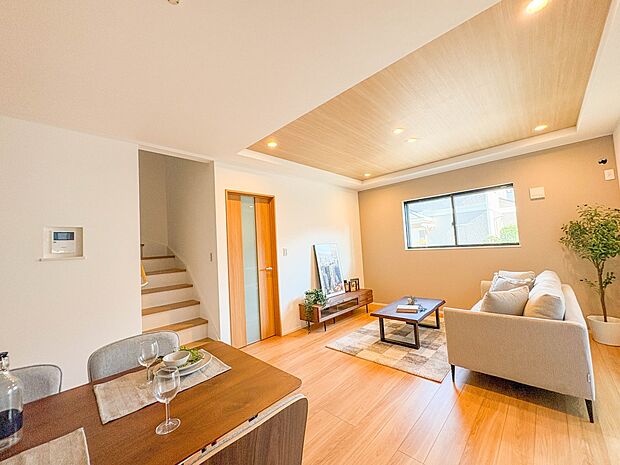 Y号棟【LDK16.75帖】広々としたリビングダイニング。ゆったりとしたキッチン。生活動線をLDK に集中させ、ご家族が過ごしやすい空間設計にしました。