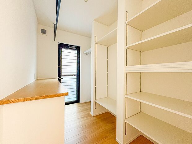 【脱衣所】洗面所は小さなプライベートスペース。歯磨き、洗顔と毎日施す個人空間。