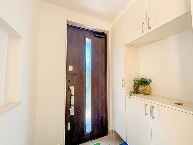 C号棟【玄関】玄関はおうちの顔と言われます。玄関アプローチは、外観デザインの印象を左右します。ご家族の個性を出しながら、素敵な玄関でお客様をお迎えしてください。