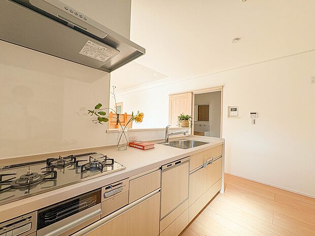 C号棟【キッチン】ナチュラルな自然光の中での調理。会話が弾む対面型キッチン。お洒落な食器類を余裕で収納できるスペース。動きやすい女性目線のキッチン動線。これからはお料理をつくる時間が劇的に変…