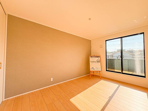 C号棟【寝室6.75帖】シンプルな内装はおしゃれのポイントです。シンプルは華美より飽きがこないからです。色や模様でおしゃれ感をだす。それがシンプルイズビューティーです。