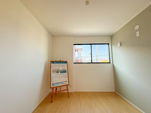 C号棟【洋室4.75帖】柔らかな陽光とフローリングの色味が調和した快適な空間。