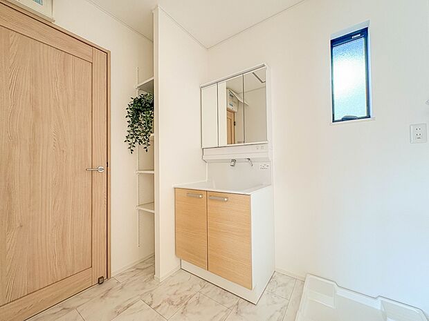 C号棟【洗面台】 十分な大きさの洗面台は、身だしなみチェックや歯磨きなど、朝の慌ただしい時間でもホテルライクなスペースで余裕とゆとりを感じて頂けます。