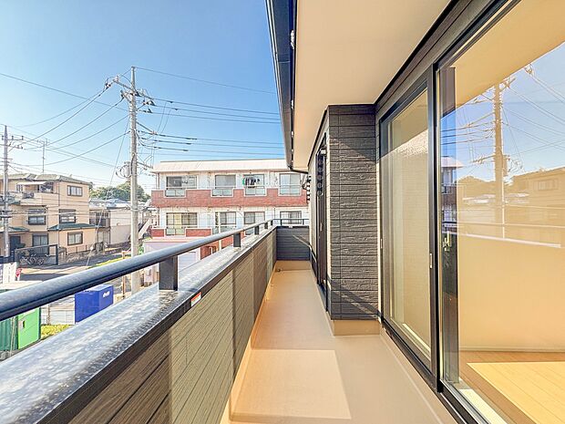 C号棟【バルコニー】  バルコニーから差し込む陽光・通風は、住環境・快適性と共に有り続ける貴重な「財産」です。