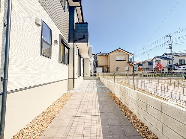 C号棟【駐車場】カースペース2台可/駐輪スペース。広々カースペースです。自転車、バイクなども置き場に困りません。