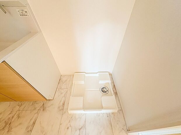 C号棟【ランドリースペース】毎日使う洗濯機。しっかりと奥行きのある置き場が確保されています。