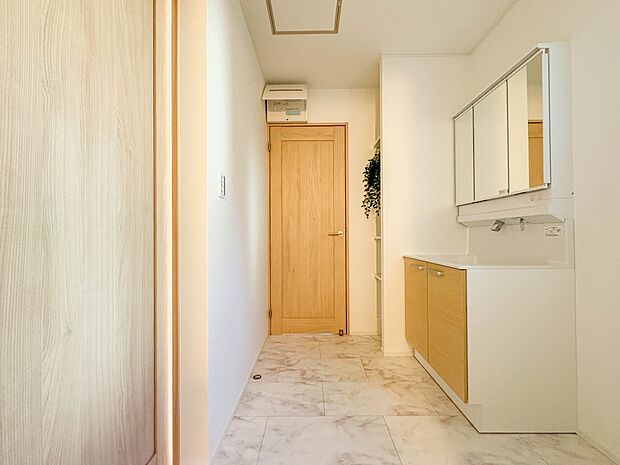 C号棟【脱衣所】洗面所は小さなプライベートスペース。歯磨き、洗顔と毎日施す個人空間。