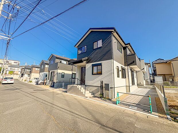 C号棟【外観・庭】駐車場奥にはお庭がありますのでガーデニングも楽しめます。