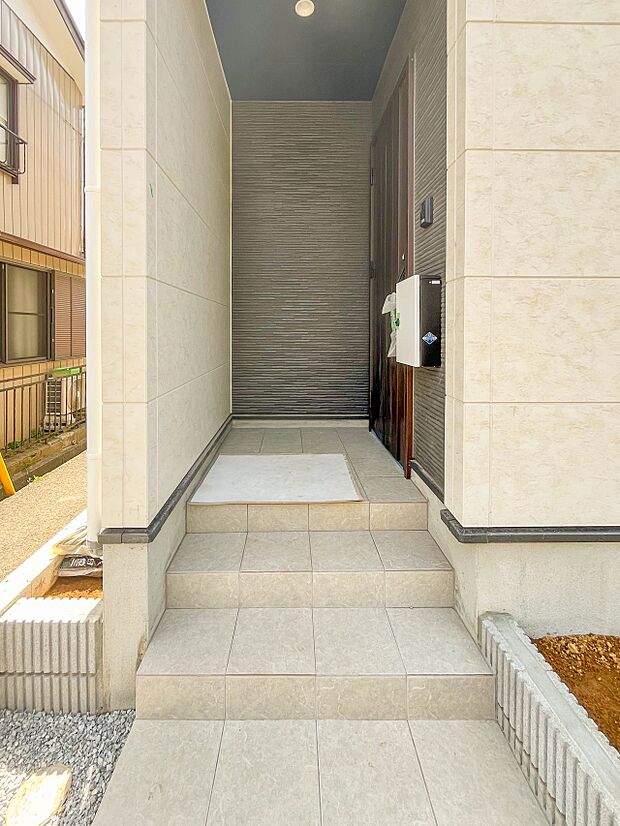 【玄関】こちらの物件が少しでも気になるようでしたら、お気軽にお問合せください。人生でいちばん大きなお買い物ですので、ゆっくりご見学ください。ネット上の画像と実際の見学では、リアル感がまるで違…