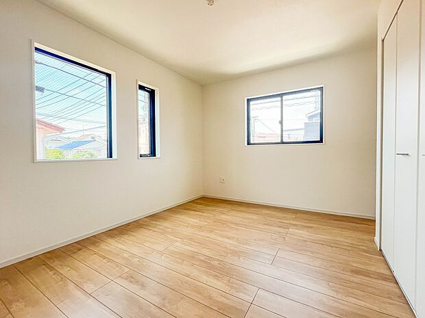 【寝室6.5帖】シンプルな内装はおしゃれのポイントです。シンプルは華美より飽きがこないからです。色や模様でおしゃれ感をだす。それがシンプルイズビューティーです。