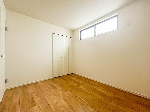 【洋室5.2帖】こちらの物件が少しでも気になるようでしたら、お気軽にお問合せください。人生でいちばん大きなお買い物ですので、ゆっくりご見学ください。ネット上の画像と実際の見学では、リアル感が…