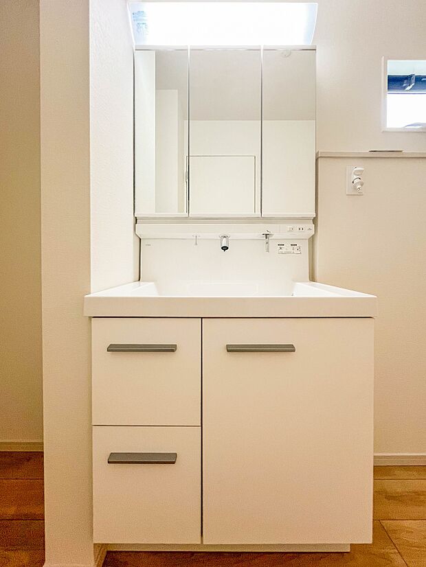 【洗面台】 十分な大きさの洗面台は、身だしなみチェックや歯磨きなど、朝の慌ただしい時間でもホテルライクなスペースで余裕とゆとりを感じて頂けます。