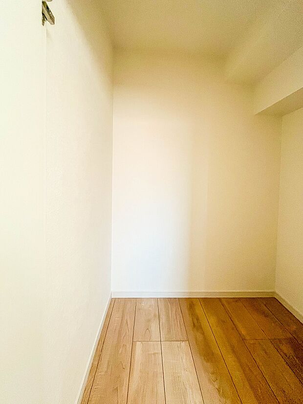 【階段下の収納】階段の下には大き目の収納もございます。