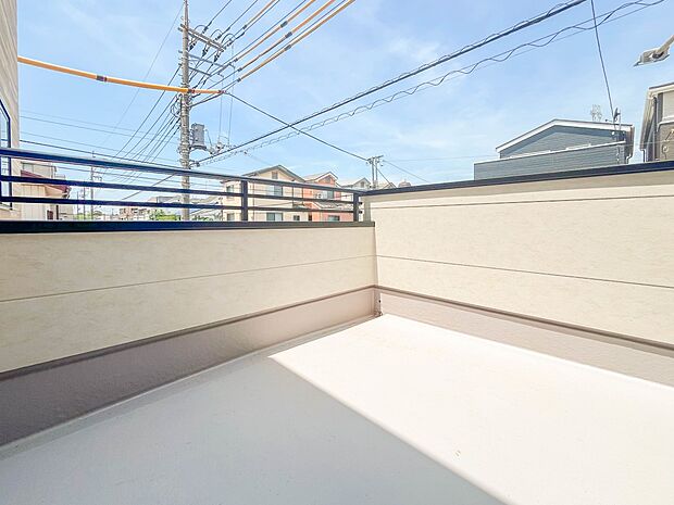 【バルコニー】広々したバルコニーは日当り良好。
