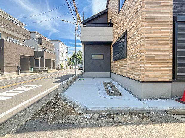 【駐車場】毎日の生活にマイカーが必須という方は、購入を検討する際、駐車場があることは大事な条件です。毎日の通勤や家族の送迎、買い物やお出かけなどクルマのある暮らしを満喫したい方は要チェック。…