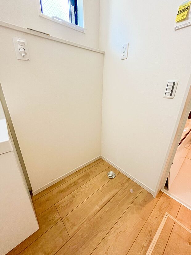 【ランドリースペース】毎日使う洗濯機。しっかりと奥行きのある置き場が確保されています。