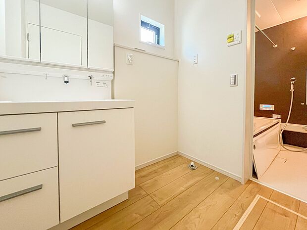 【脱衣所】洗面所は小さなプライベートスペース。歯磨き、洗顔と毎日施す個人空間。