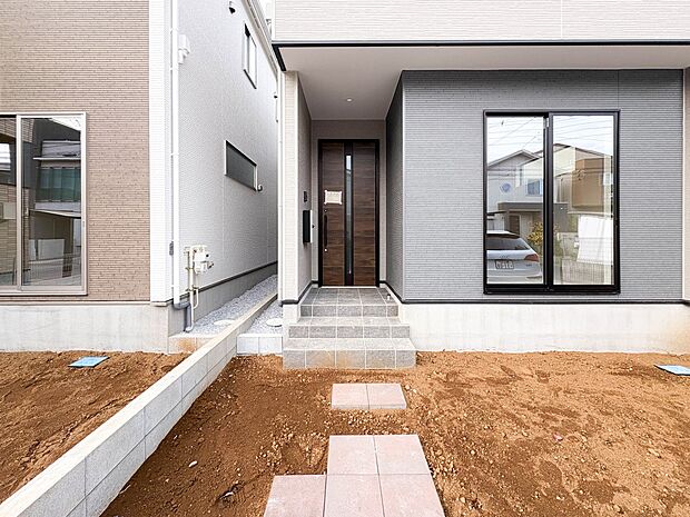 2号棟【玄関】玄関へ向かうまでのアプローチに漂う上質が期待感をもたせます。玄関は建物の顔。落着きを醸し出した自己主張が心に訴えてきます。