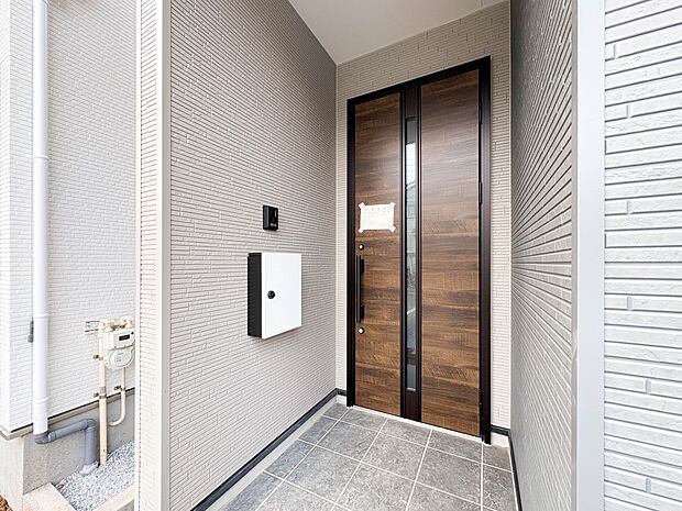 2号棟【玄関】家の顔となる玄関は、高いデザイン性が求められます。高級感と断熱性、防犯性に優れた玄関ドアを標準装備。ピッキング対策のセキュリティサムターン等、防犯に考慮しました。