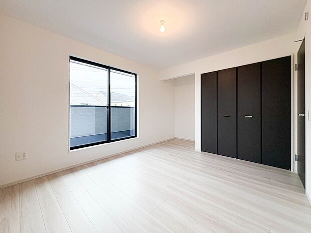 2号棟【寝室7帖】シンプルな内装はおしゃれのポイントです。シンプルは華美より飽きがこないからです。色や模様でおしゃれ感をだす。それがシンプルイズビューティーです。