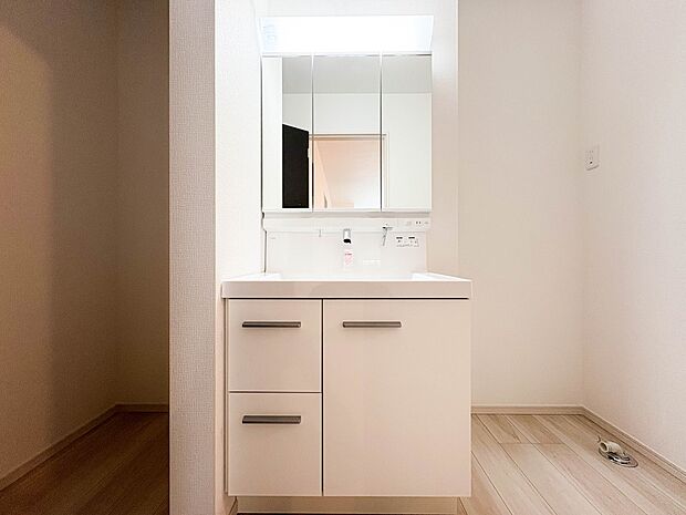 2号棟【洗面台】 十分な大きさの洗面台は、身だしなみチェックや歯磨きなど、朝の慌ただしい時間でもホテルライクなスペースで余裕とゆとりを感じて頂けます。