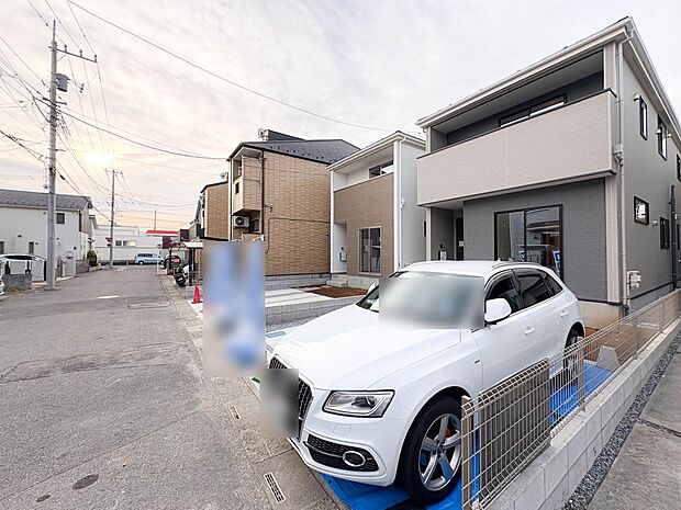 2号棟【前面道路含む外観】車の通行が少ないので、静かな住環境を維持することができます。