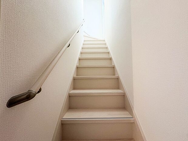 2号棟【手すり付階段】手すりがないと階段の昇り降りで危険なことはもちろん、壁に手をつきながら歩くことで壁紙が汚れやすくなります。すべての方に快適に昇り降りしていただくため、手すりを設置しまし…