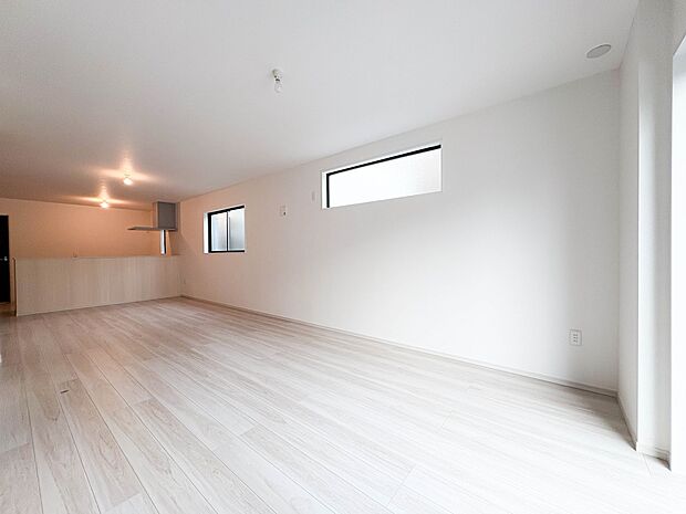 2号棟【LDK21.4帖】シンプルなデザインの家は風情がある。住む人のこだわりを感じる。外観も内装もいたってシンプル。居心地がよく、家事や趣味、子育てなどにも集中できる。家も人間も熟成するほ…