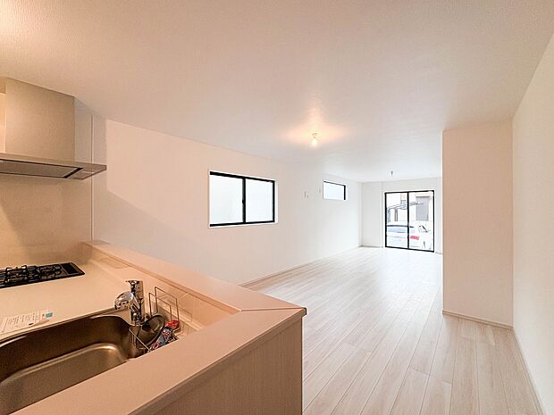 2号棟【LDK21.4帖】会話でホッとコミュニケーションできるリビング。料理でホッとハピネスになるキッチンなど。人をホッとさせる最新設備・仕様を採用しています。