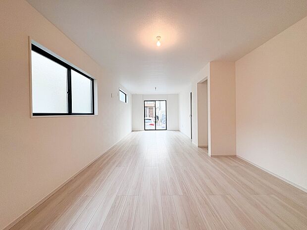 2号棟【LDK21.4帖】忙しい朝でも家族揃って食事をしたいゆとりあるダイニングスペース。