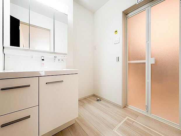 2号棟【脱衣所】洗面所は小さなプライベートスペース。歯磨き、洗顔と毎日施す個人空間。