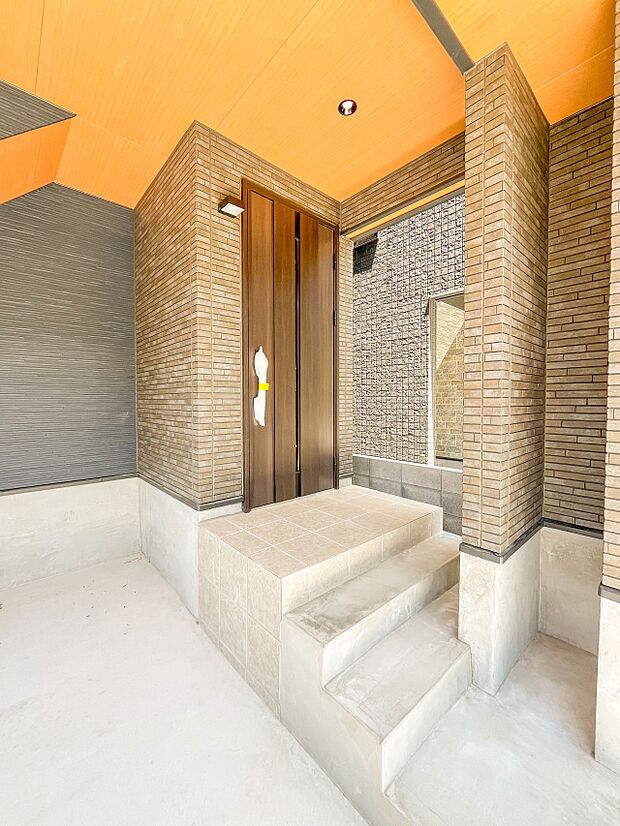 【玄関】玄関へ向かうまでのアプローチに漂う上質が期待感をもたせます。玄関は建物の顔。落着きを醸し出した自己主張が心に訴えてきます。