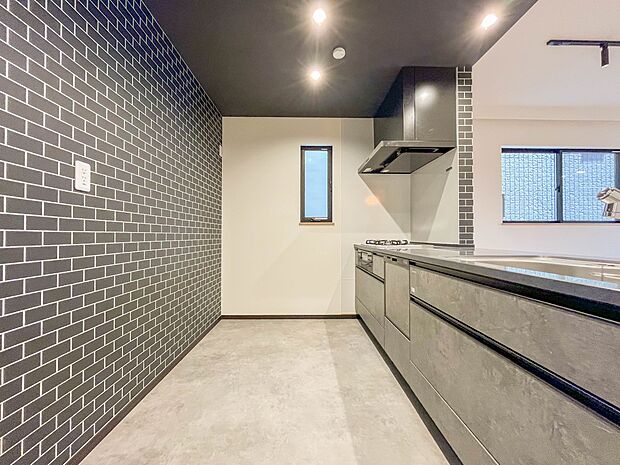 【キッチン】ナチュラルな自然光の中での調理。会話が弾む対面型キッチン。お洒落な食器類を余裕で収納できるスペース。動きやすい女性目線のキッチン動線。これからはお料理をつくる時間が劇的に変わりま…