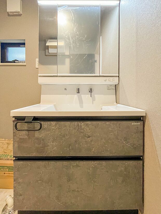 【洗面台】 十分な大きさの洗面台は、身だしなみチェックや歯磨きなど、朝の慌ただしい時間でもホテルライクなスペースで余裕とゆとりを感じて頂けます。