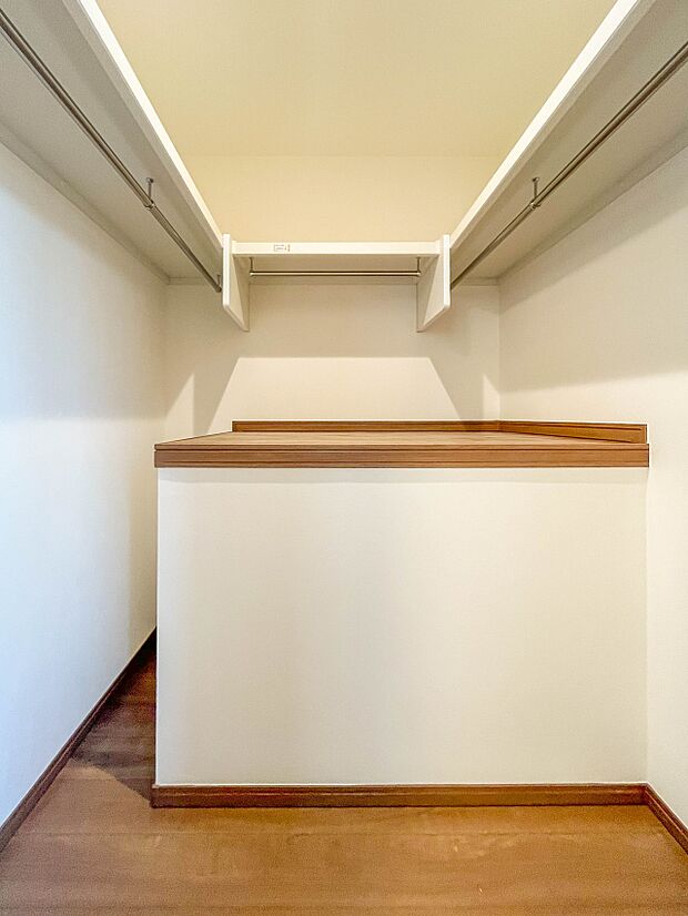 【WIC】WICのメリットの1つ目は、1箇所にまとめて収納が出来ること。2つ目は、衣替えが必要ないこと。3つ目は、扉が少なくなり室内がスッキリ見えること。