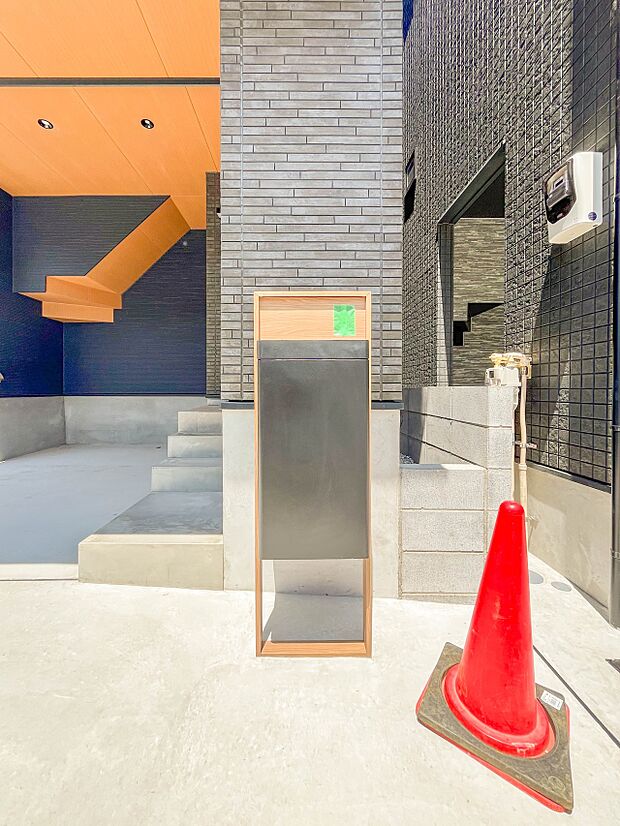 【郵便ポスト】シンプルかつシャープな郵便ポスト。