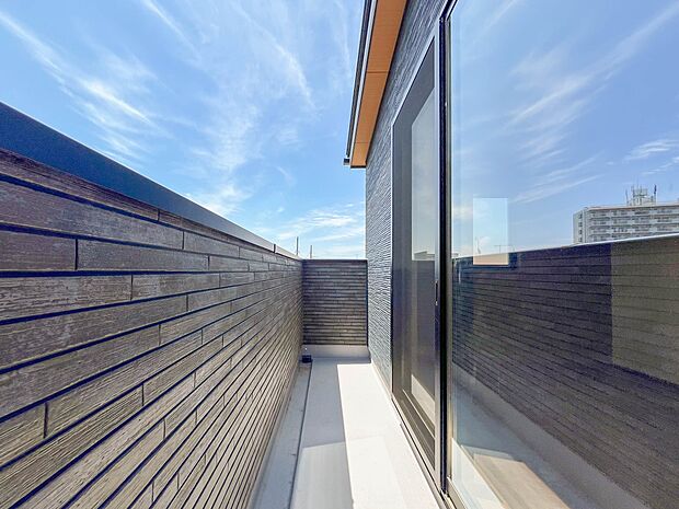 【バルコニー】 バルコニーから差し込む陽光・通風は、住環境・快適性と共に有り続ける貴重な「財産」です。