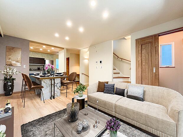 【LDK18帖が叶える心地よさ】自然光がたっぷり差し込むLDK。家具を置いても広々とした空間を維持でき、家族団欒の時間を大切にするお客様の感情を満たします。会話が弾む対面式キッチンで家事動線…